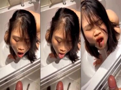 Em thích độc lạ quỳ trong bồn tắm cho anh đái vô mặt